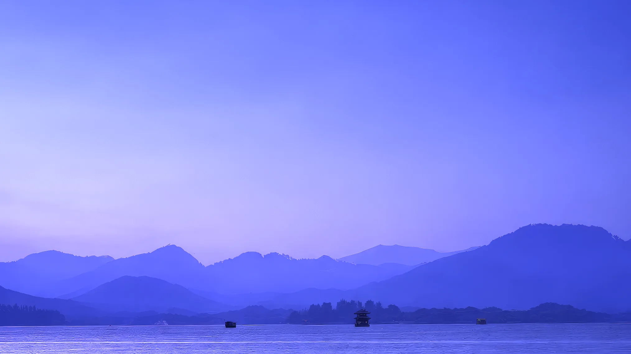 蓝色远山与湖面