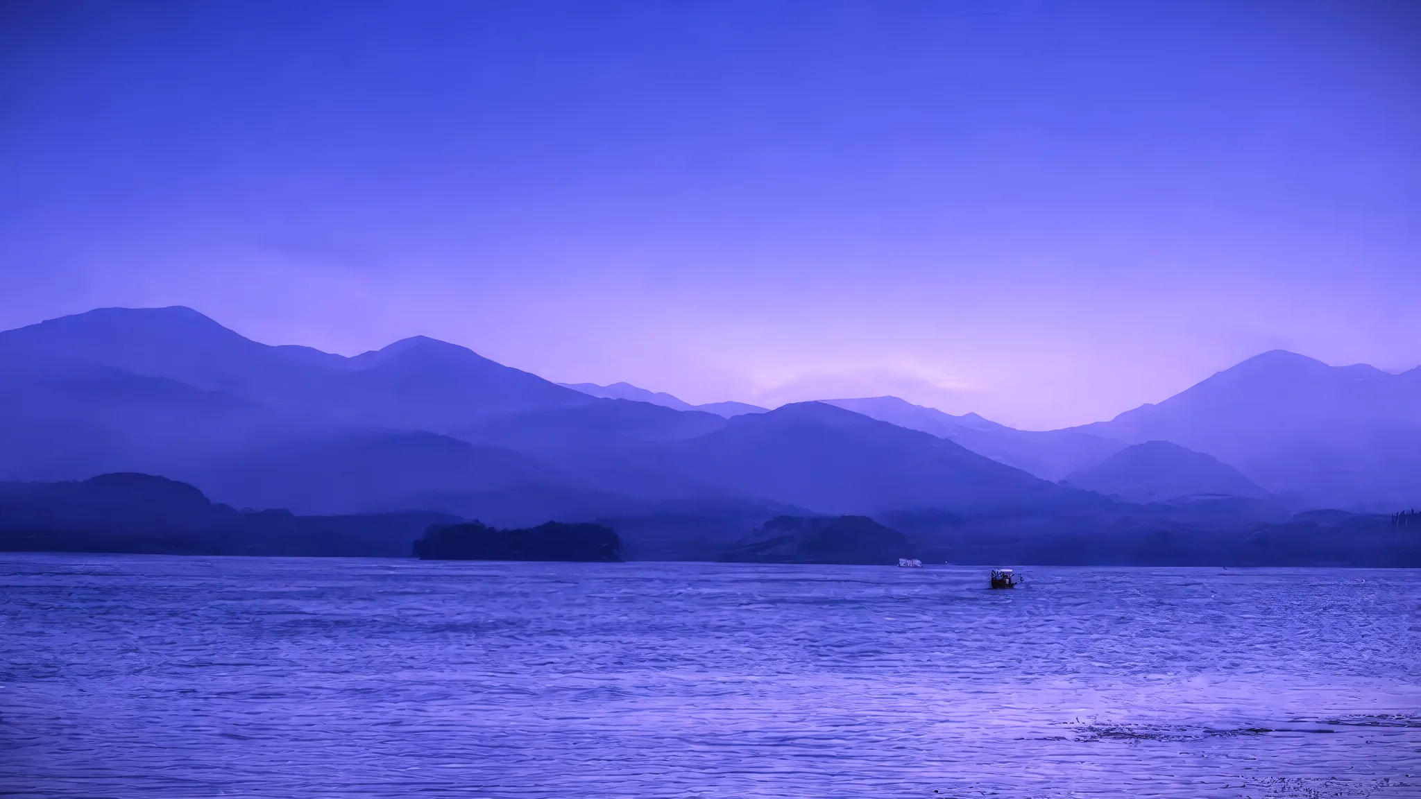 紫蓝色远山湖面