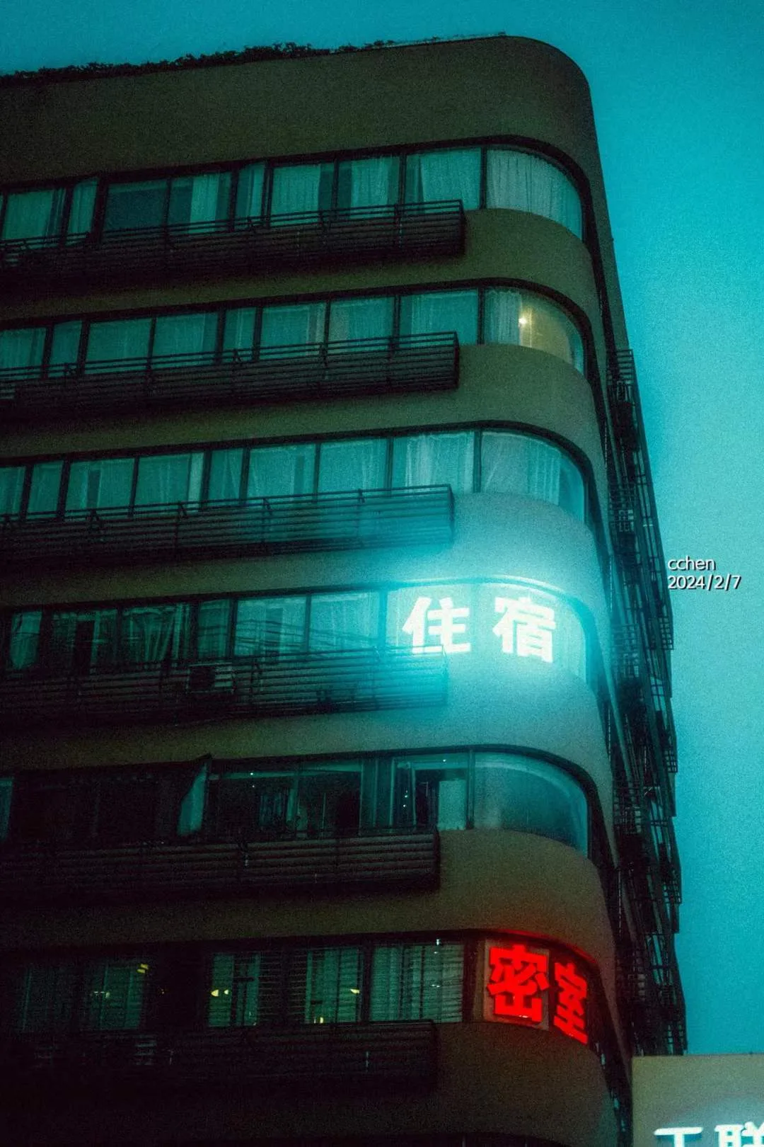 夜色中的宿舍楼